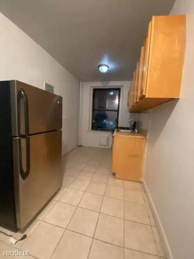 Main picture of 220 W 262nd St
