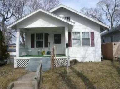 Main picture of 1201 E Fox St