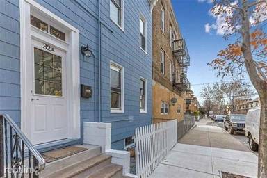 Main picture of 32A Concord St