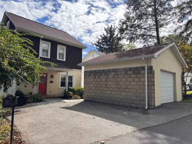 Main picture of 657 Stewart St
