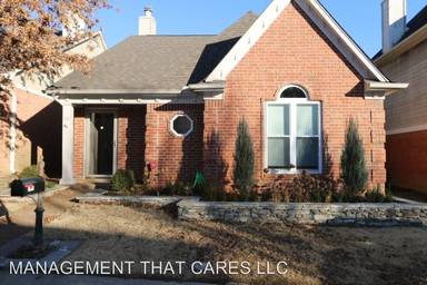 Main picture of 592 Ashley Glen Cir W