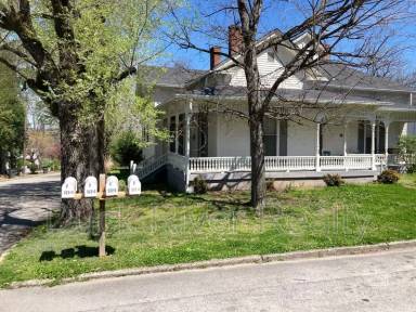 Main picture of 322 W 12th St