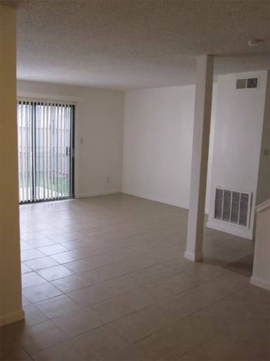 Main picture of 1221 N Peach Ave