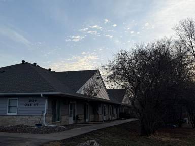 Main picture of 200 Oak St