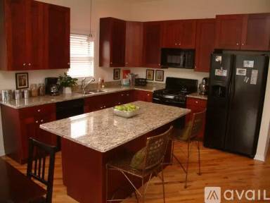 Main picture of 1522 W Greenleaf Ave