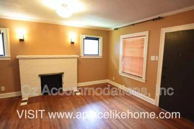 Main picture of 709 W 75th St