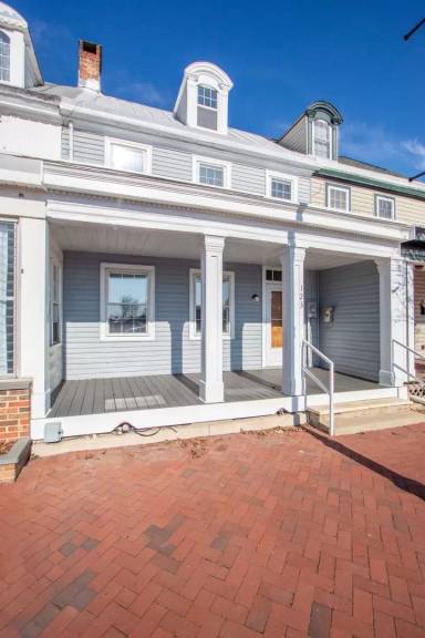 Main picture of 123 E Main St