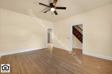 Main picture of 920 W Jefferson Blvd