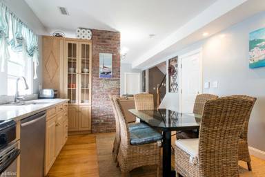 Main picture of 17 Holman St
