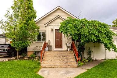 Main picture of 594 Willard Ave
