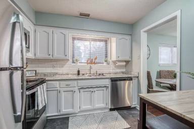 Main picture of 5605 W 58th St