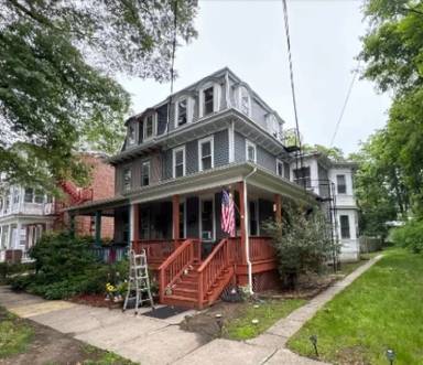 Main picture of 105 Broad St