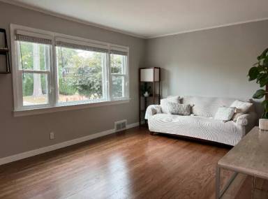 Main picture of 21 Runyon Ave