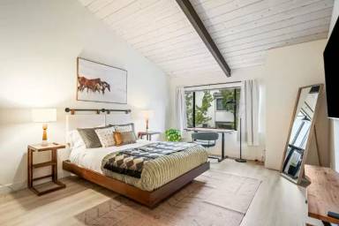 Main picture of 140 Sand Hill Cir