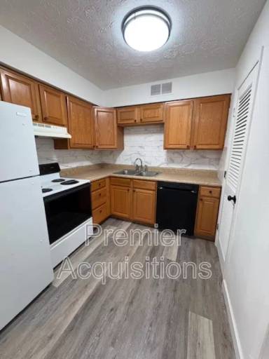 Main picture of 201 E Woodlawn Ave