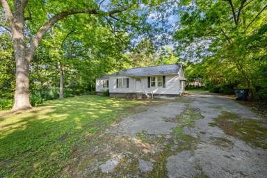 Main picture of 305 S College St