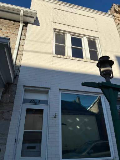 Main picture of 206 Lincoln Way E