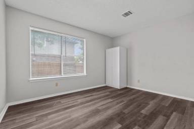 Main picture of 406 Oakcrest Dr