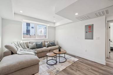 Main picture of 1348 W 37th Pl
