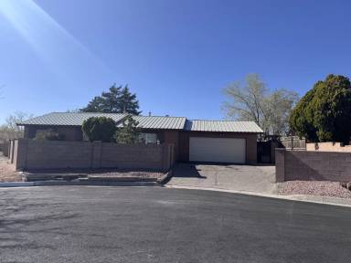 Main picture of 1702 Halo Cir SE