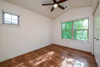 Main picture of 669 NE Garswood Ln