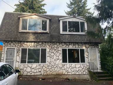 Main picture of 2512 NE 107th St