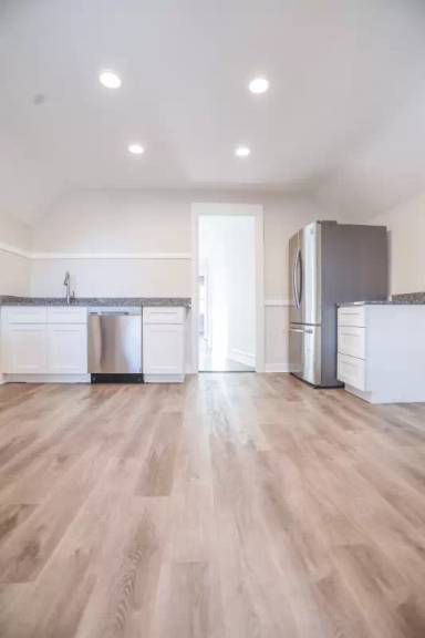 Main picture of 5001 N Western Ave