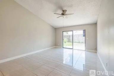 Main picture of 204 Hollywood Ct N