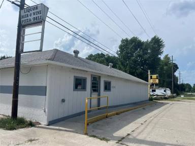 Main picture of 8216 Lakeshore Rd