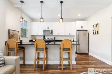 Main picture of 325 15th Ave NE