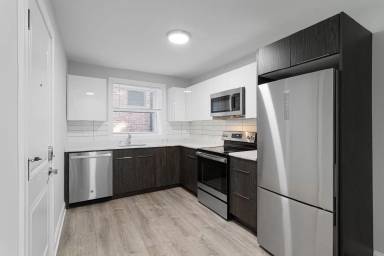 Main picture of 7630 N Eastlake Ter