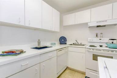 Main picture of Fox Glen Apartments and Fitness Club