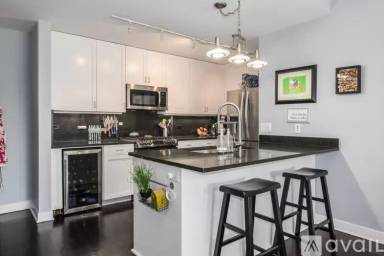 Main picture of 4311 N Sheridan Rd