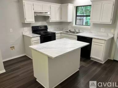 Main picture of 2409 Lake Park Ln