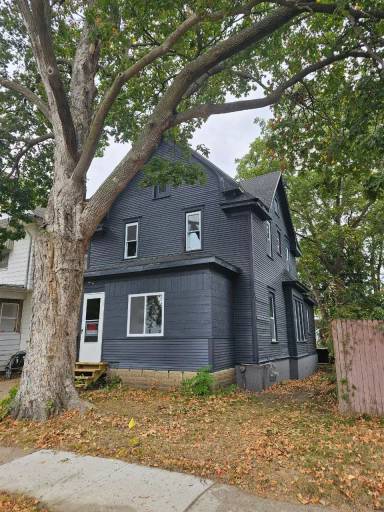 Main picture of 912 W 6th St