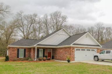 Main picture of 15 Grove Cir