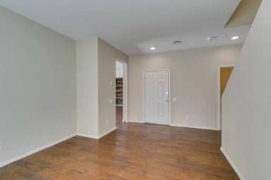 Main picture of 2925 Dowitcher Ave