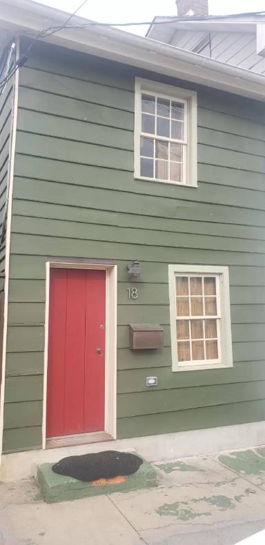 Main picture of 18 W Clifford St