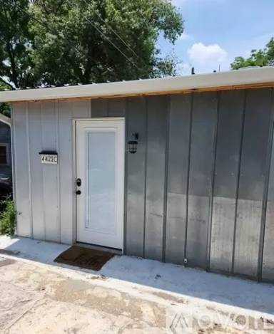 Main picture of 4421 Bellvue Ave