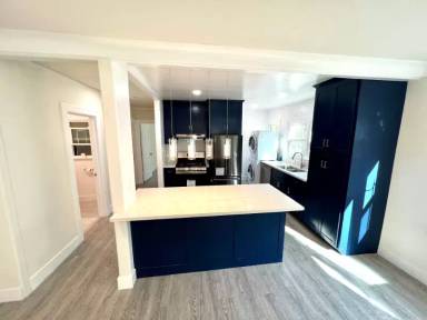 Main picture of 837 W 43rd Pl