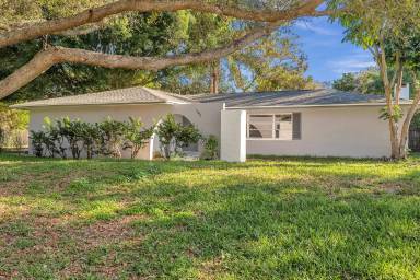 Main picture of 1995 Meadow Dr