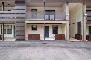 Main picture of 924 E 51st St