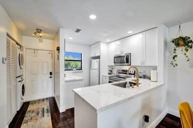 Main picture of 10468 NW 10th St