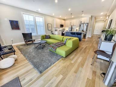 Main picture of 40 Waverly St