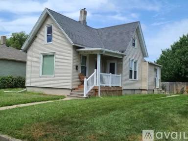Main picture of 908 W Jefferson St