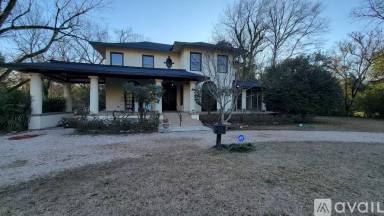 Main picture of 902 S Main St