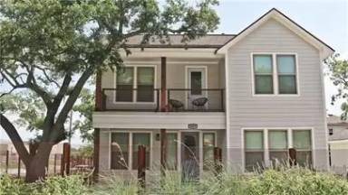 Main picture of 297 Glade St