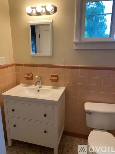 Main picture of 720 E 51st St