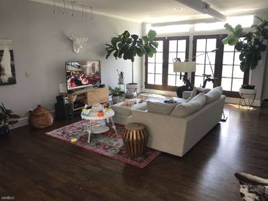 Main picture of 1015 W Lake St