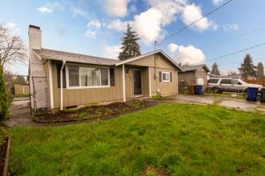 Main picture of 938 E 65th St